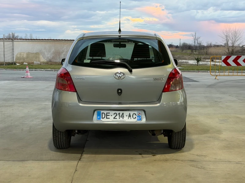 Toyota Yaris 1.3i, снимка 6 - Автомобили и джипове - 53417258