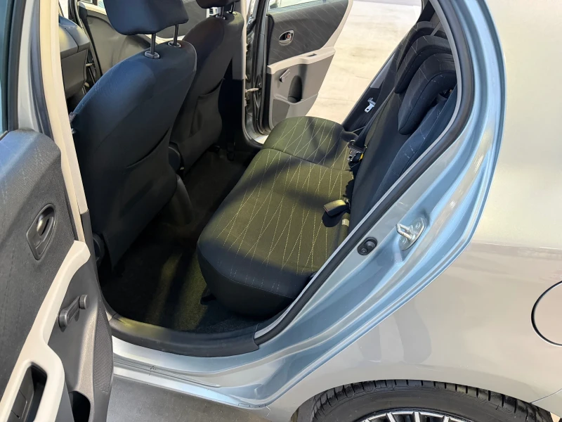 Toyota Yaris 1.3i, снимка 9 - Автомобили и джипове - 53417258