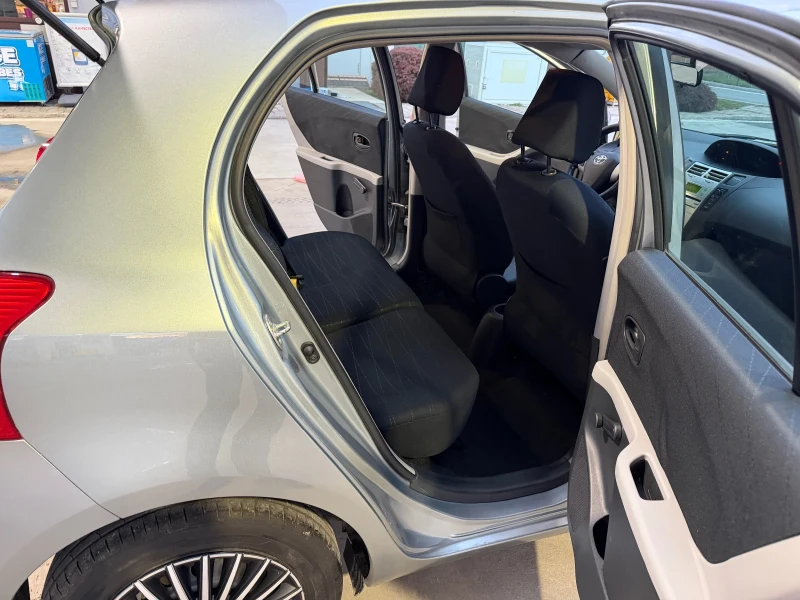 Toyota Yaris 1.3i, снимка 10 - Автомобили и джипове - 53417258
