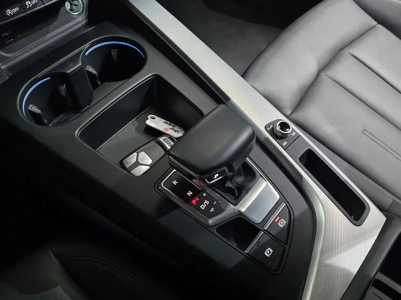 Audi A4 40 Tfsi, снимка 9 - Автомобили и джипове - 55816704