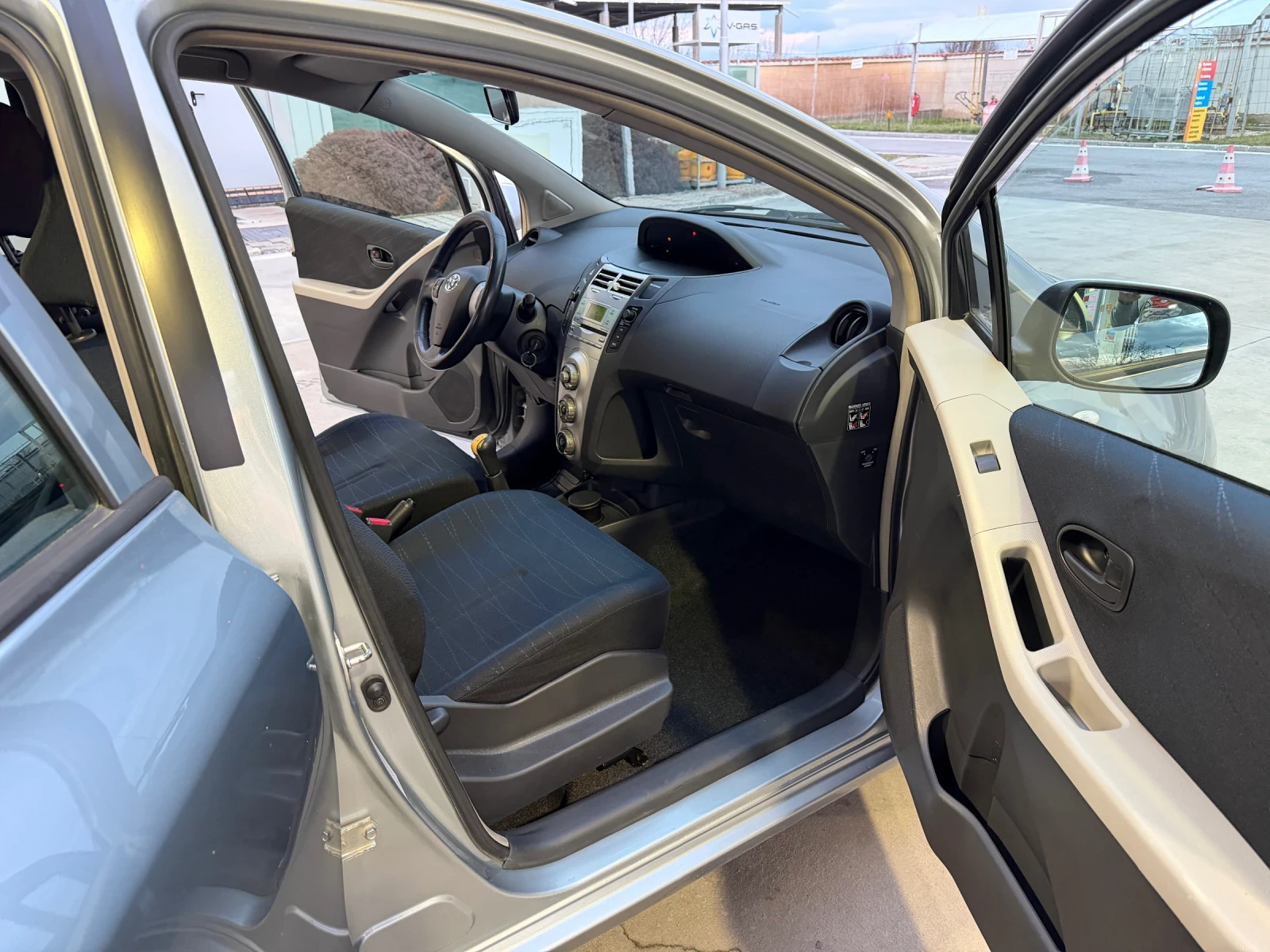 Toyota Yaris 1.3i - изображение 8