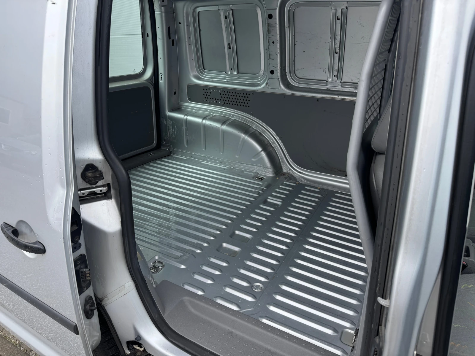 VW Caddy 1.9 TDI, снимка 10 - Автомобили и джипове - 54114998