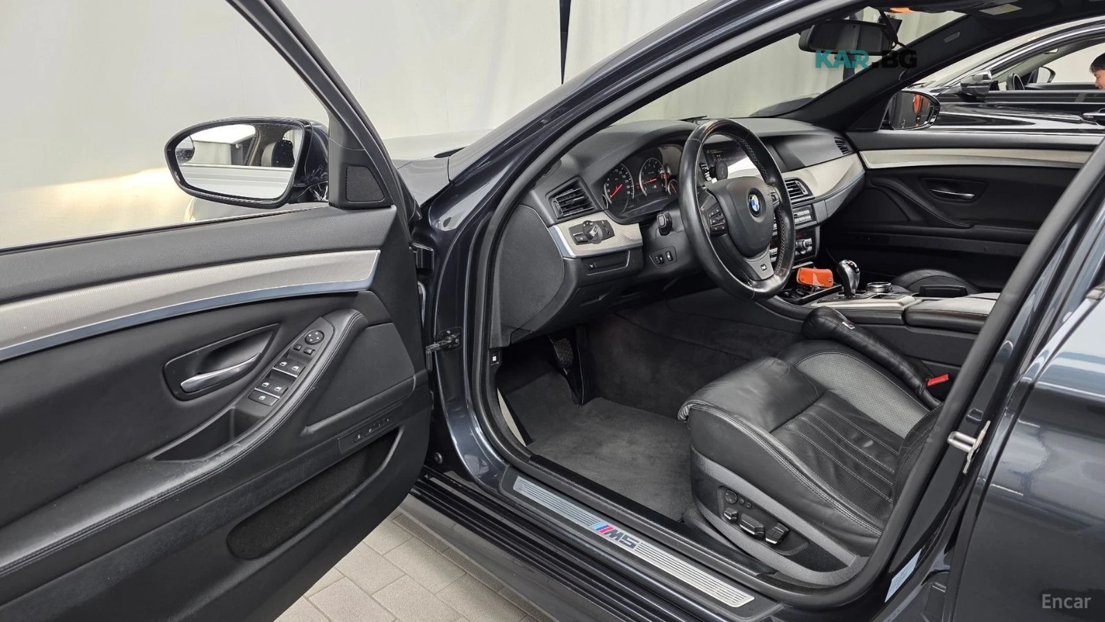 BMW M5 AKRAPOVIC* ПОДГРЕВ* ОБДУХВАНЕ* 360* КАМЕРА* ХЕДЪП*, снимка 8 - Автомобили и джипове - 56017654