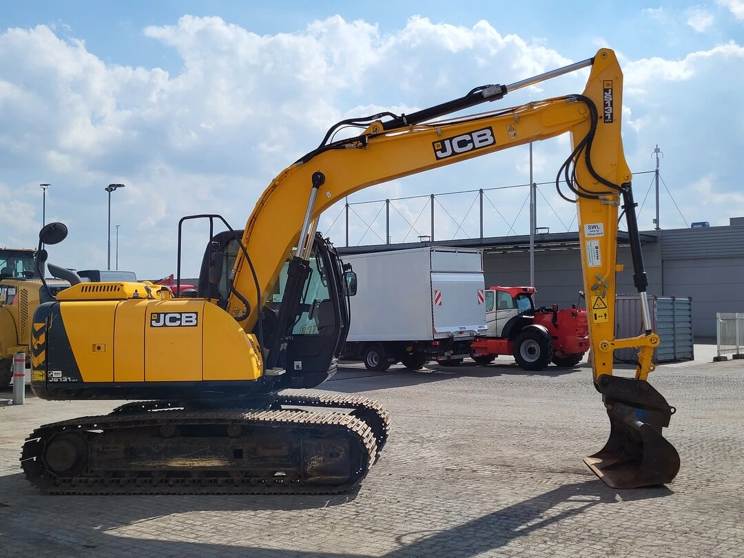 Багер JCB JS 131 LC PLUS С ДВЕ КОФИ ЛИЗИНГ, снимка 4 - Индустриална техника - 55396741