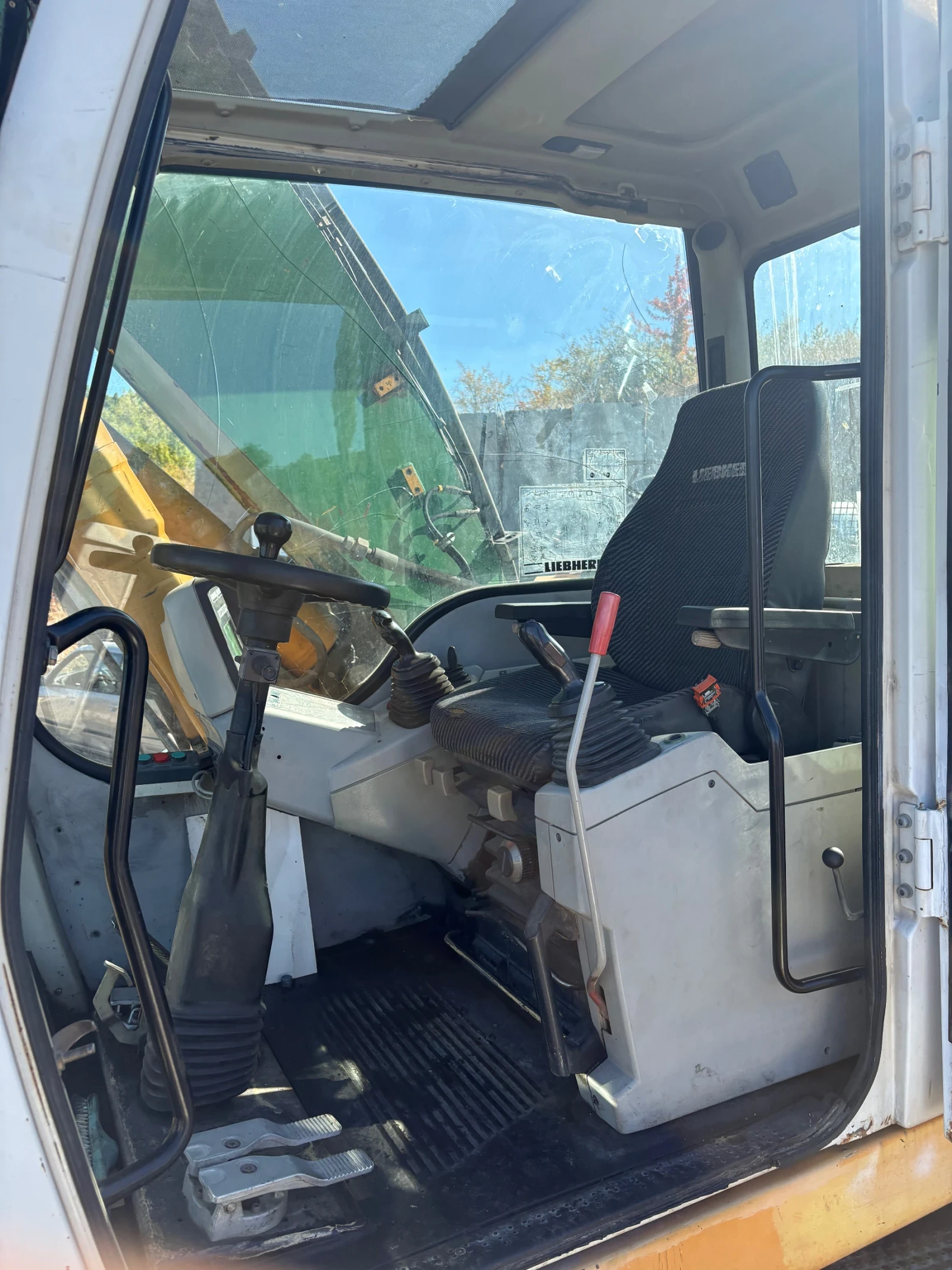Багер Liebherr 904, снимка 3 - Индустриална техника - 56350756