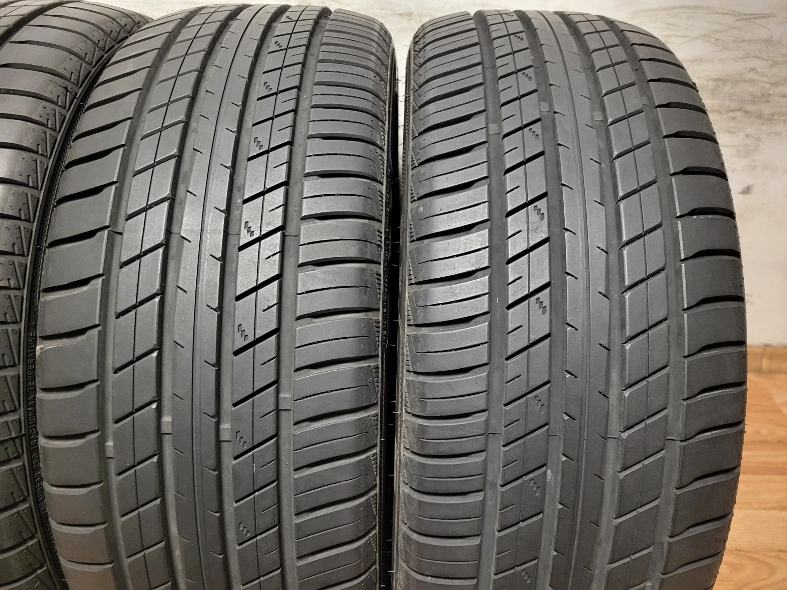 Гуми Летни 225/45R19, снимка 3 - Гуми и джанти - 53704201