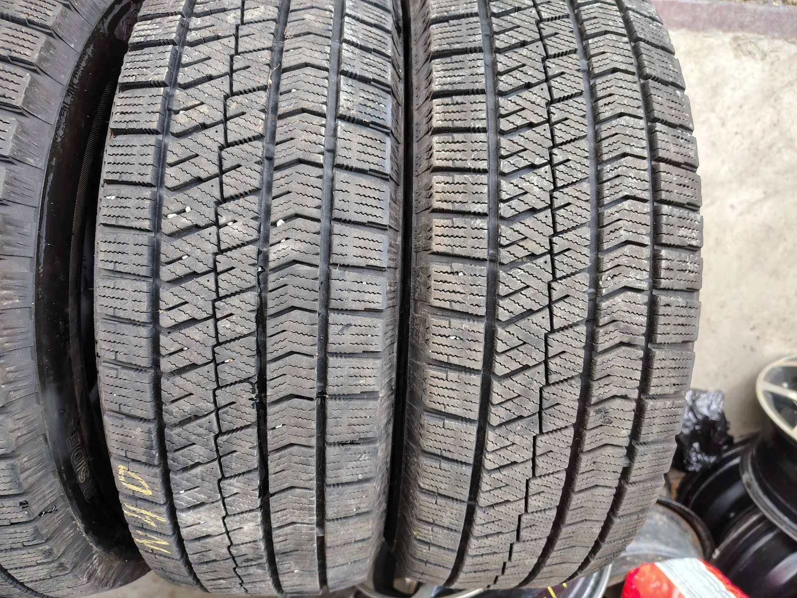 Гуми Зимни 215/65R16, снимка 2 - Гуми и джанти - 54085851