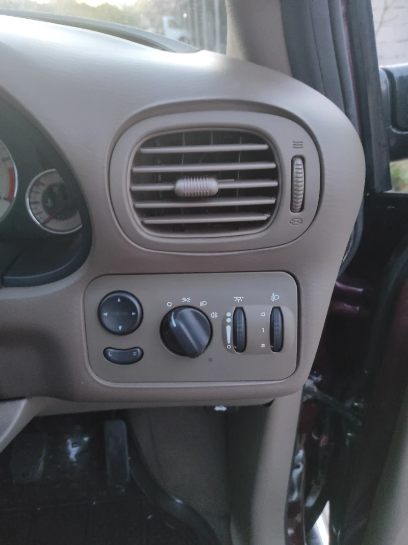 Chrysler Voyager 2.5, снимка 9 - Автомобили и джипове - 53058648