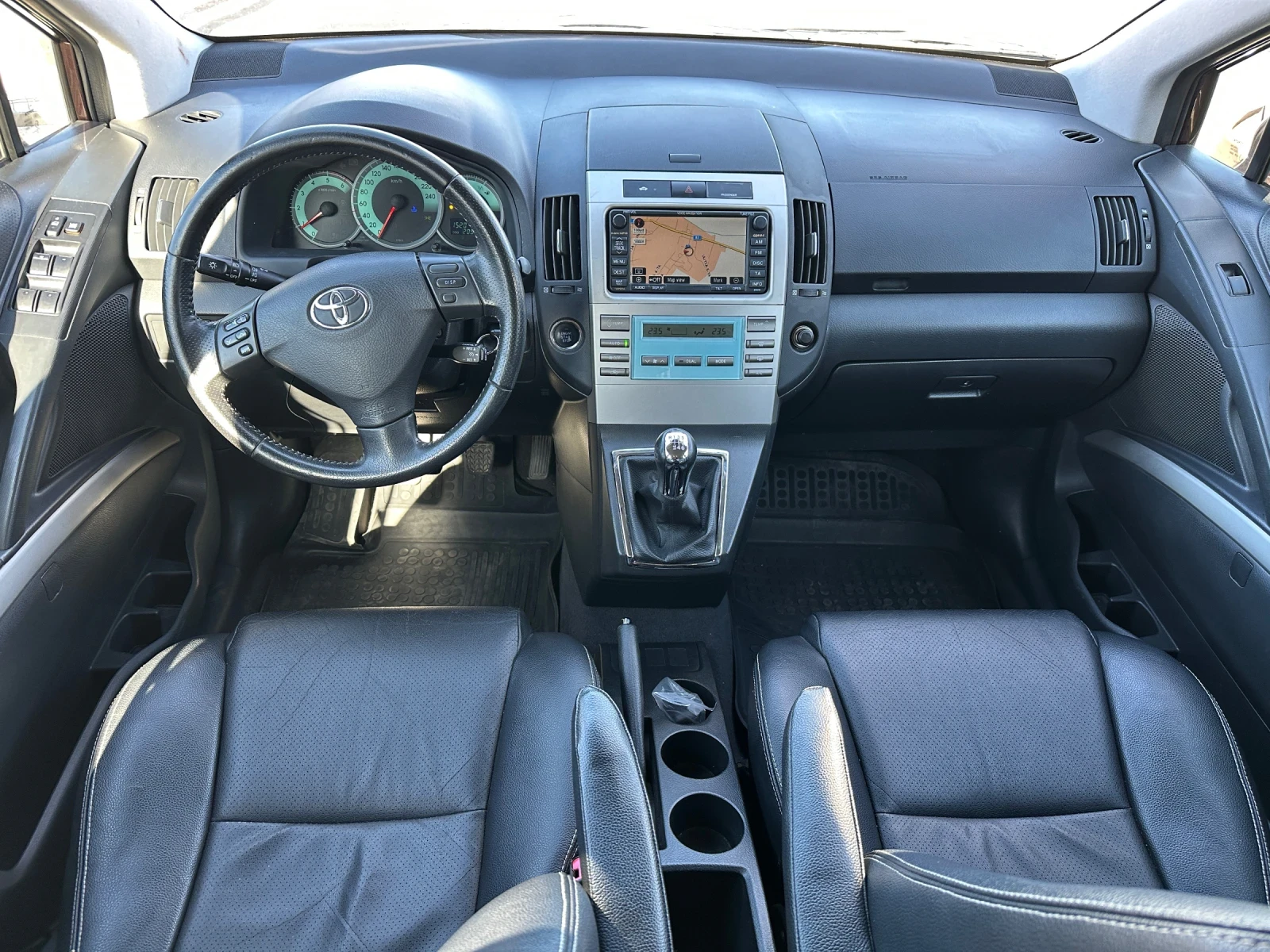 Toyota Corolla verso 2.2 d4d 136кс, снимка 9 - Автомобили и джипове - 53649670