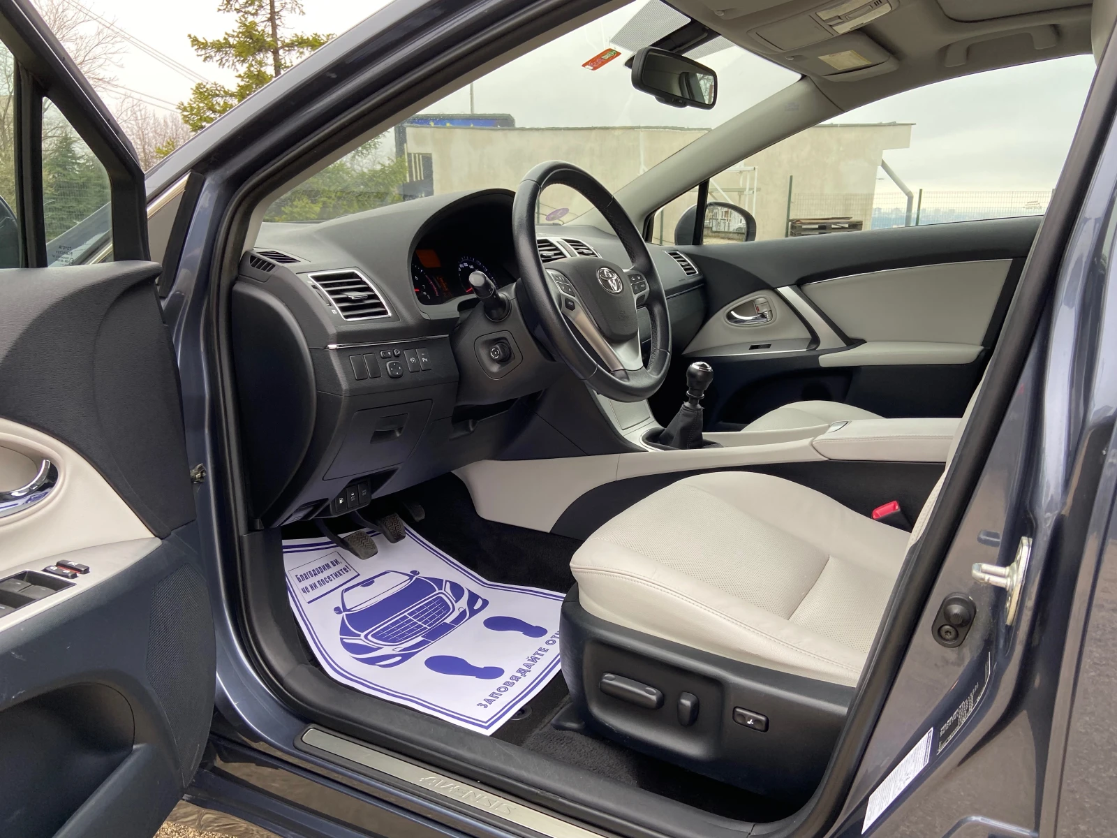 Toyota Avensis 2.0I Панорама Камера NAVI Keyless Швейцария, снимка 9 - Автомобили и джипове - 54019989