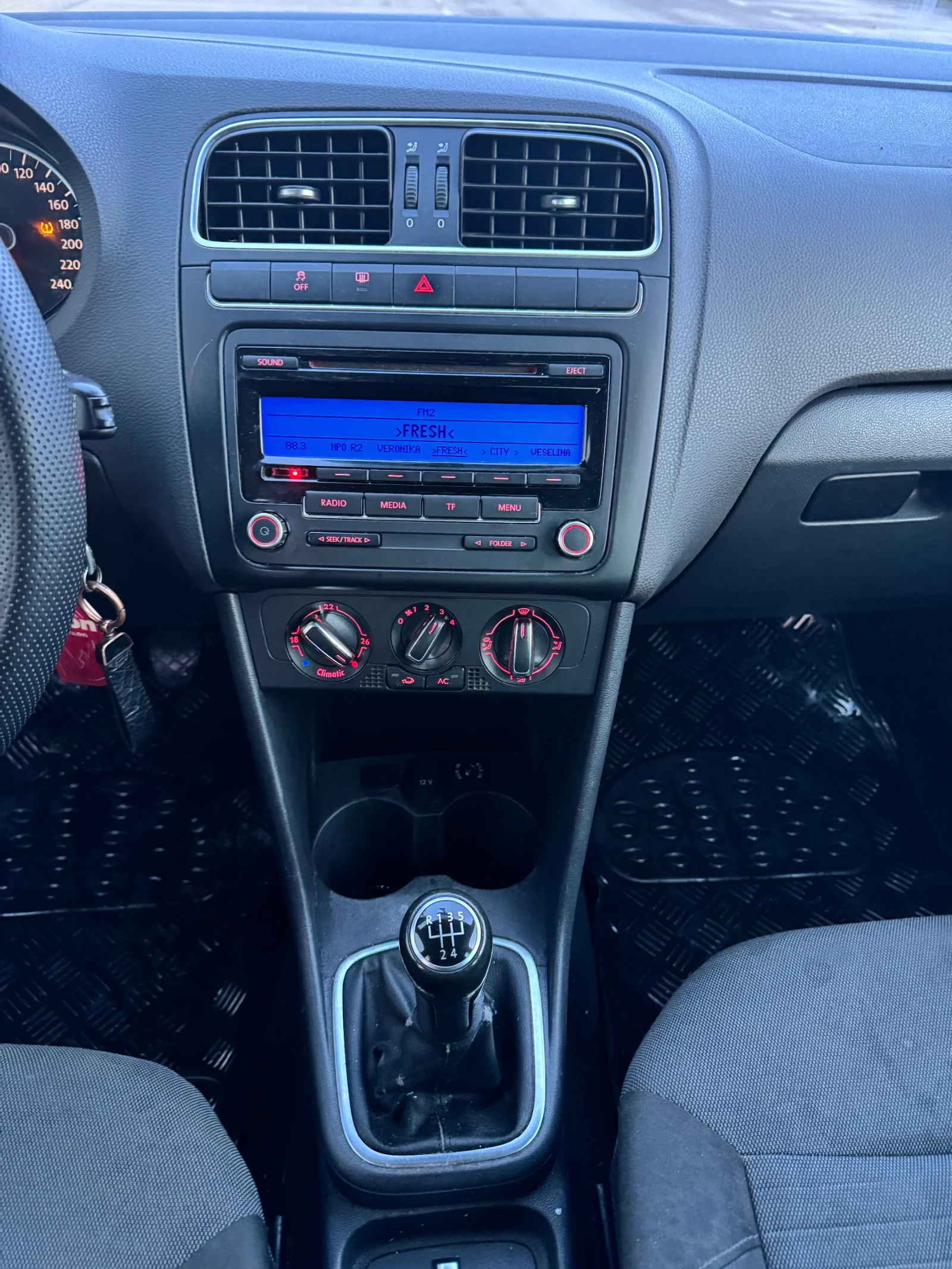 VW Polo 1.2 Бензин 4 врати Обслужено, снимка 13 - Автомобили и джипове - 54257960