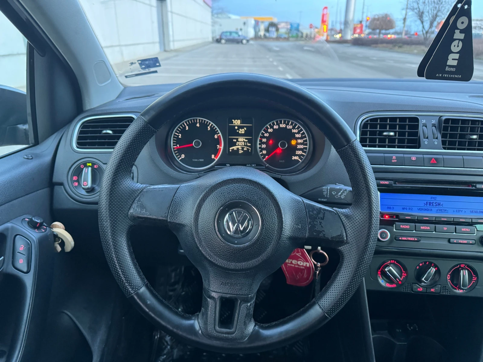VW Polo 1.2 Бензин 4 врати Обслужено, снимка 12 - Автомобили и джипове - 54257960