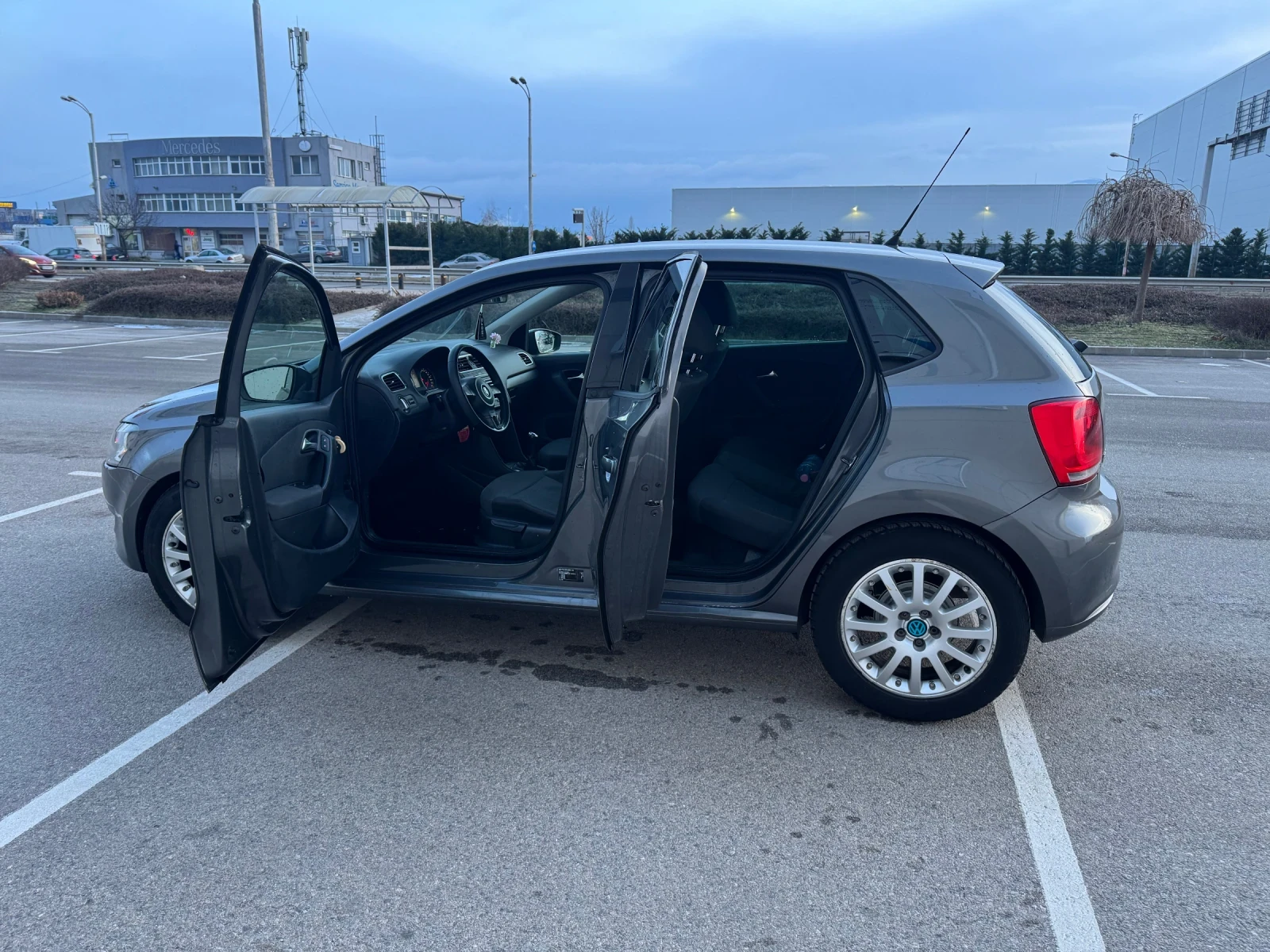 VW Polo 1.2 Бензин 4 врати Обслужено, снимка 11 - Автомобили и джипове - 54257960