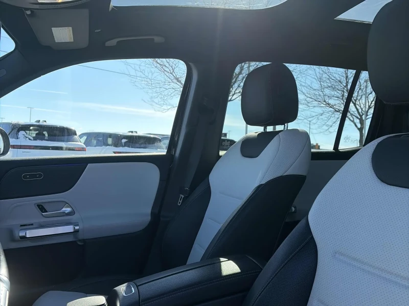 Mercedes-Benz GLB 35 AMG * DISTRONIC * PANO * KEYLESS * ПОДГРЕВ, снимка 8 - Автомобили и джипове - 53484377