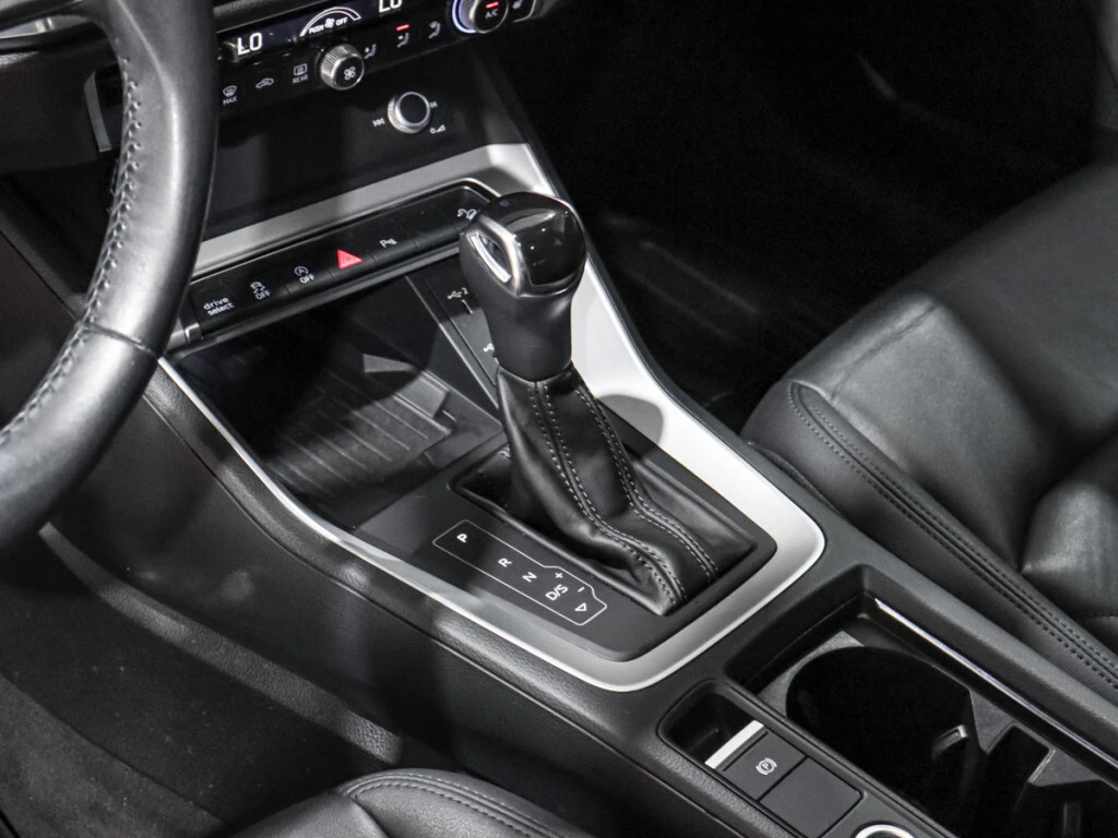 Audi Q3  45TFSI S-LINE| 360| DISTRONIC| CARFAX| , снимка 16 - Автомобили и джипове - 53874321