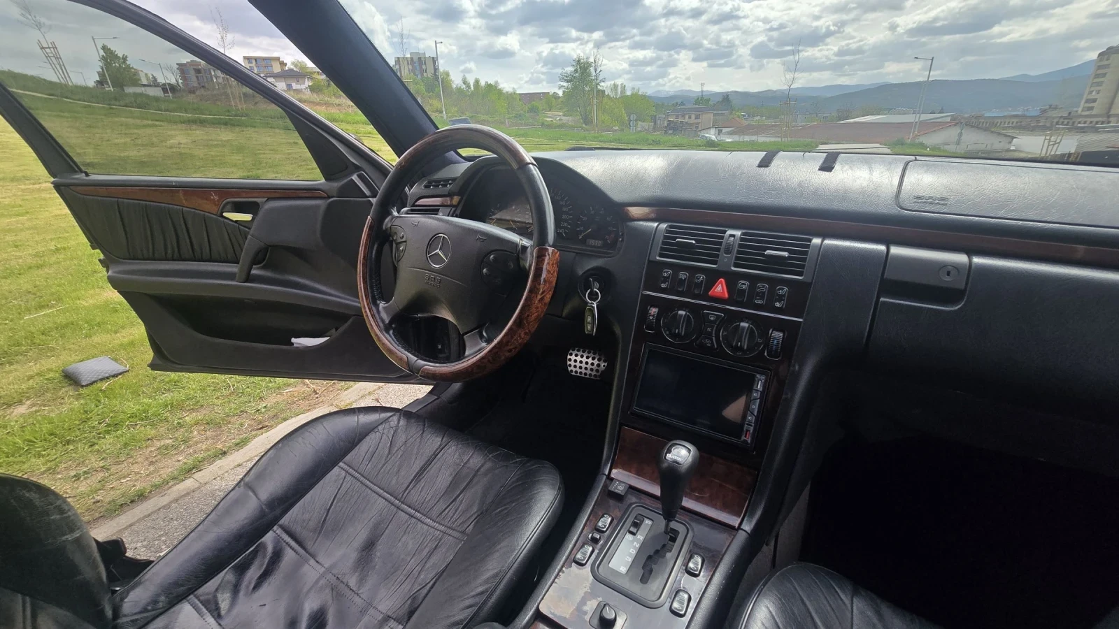 Mercedes-Benz E 200, снимка 12 - Автомобили и джипове - 54229059