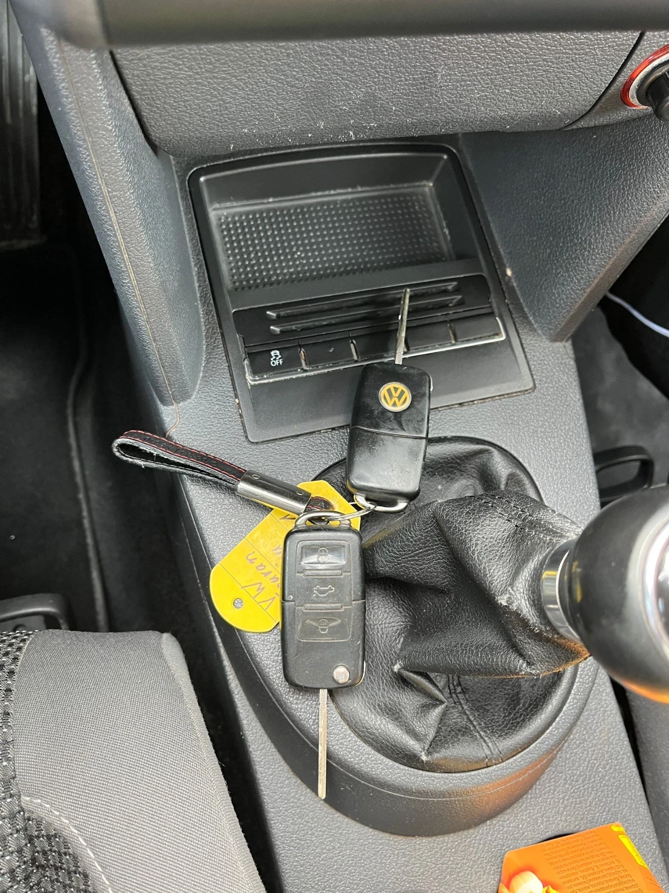 VW Touran 2.0TDI, снимка 16 - Автомобили и джипове - 54404582