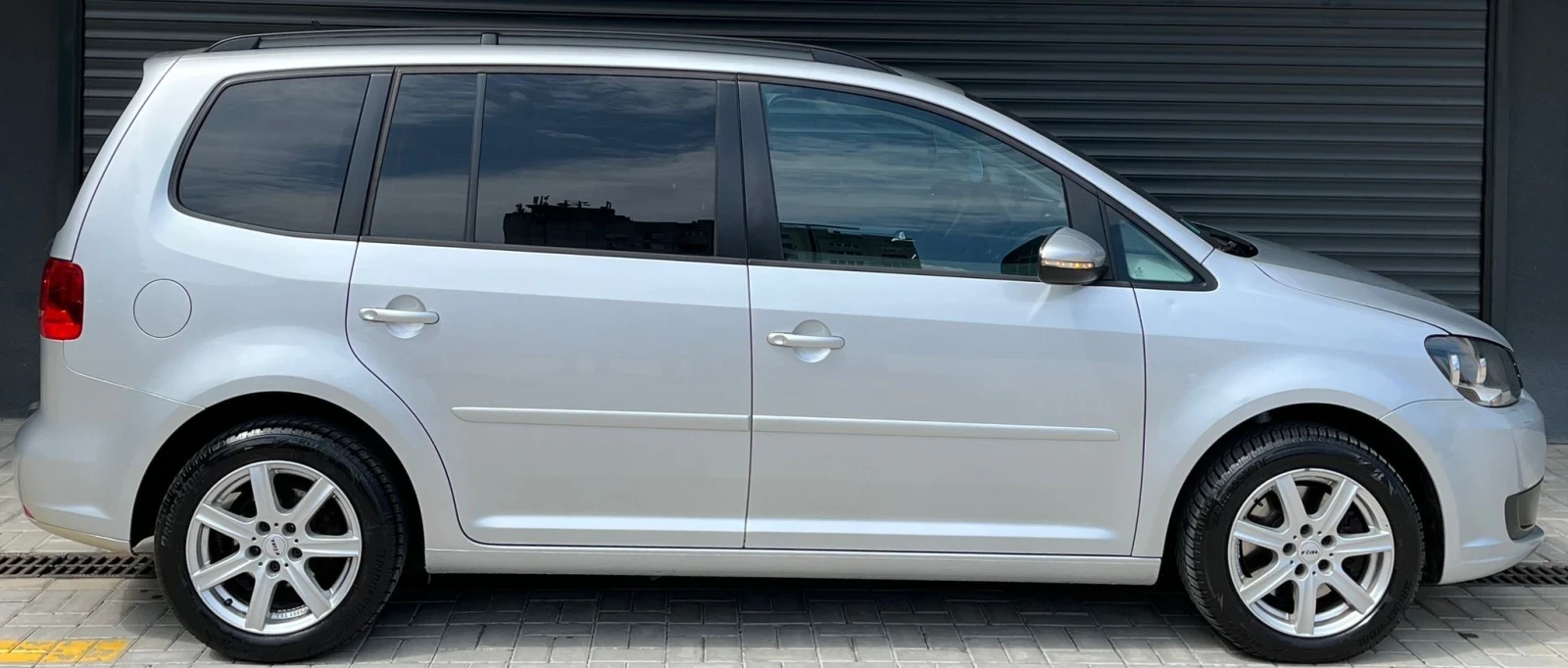 VW Touran 2.0TDI, снимка 7 - Автомобили и джипове - 54404582