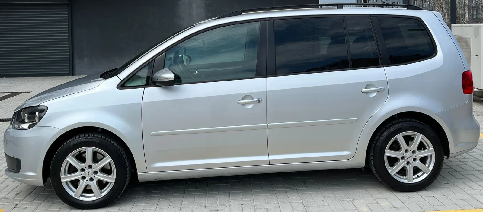 VW Touran 2.0TDI, снимка 4 - Автомобили и джипове - 54404582