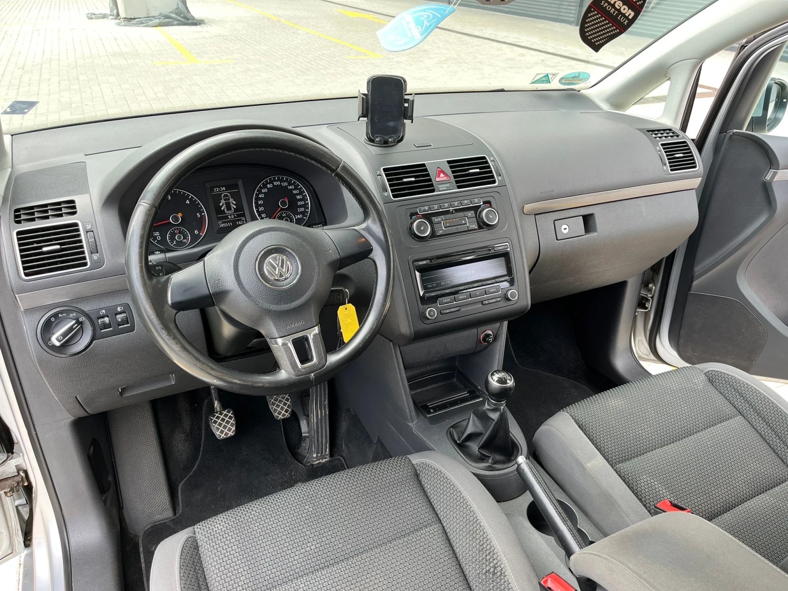 VW Touran 2.0TDI, снимка 10 - Автомобили и джипове - 54404582