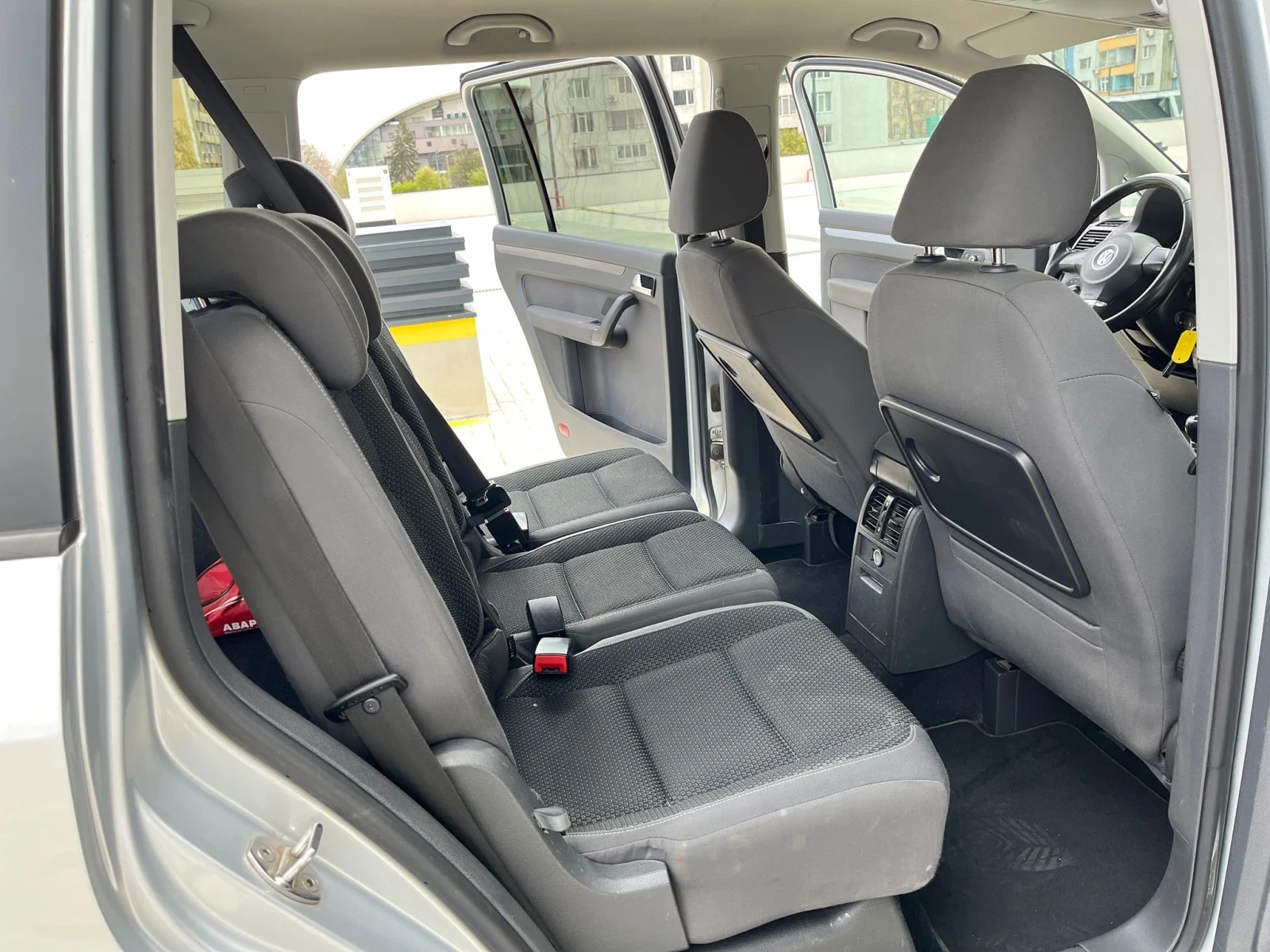 VW Touran 2.0TDI, снимка 14 - Автомобили и джипове - 54404582