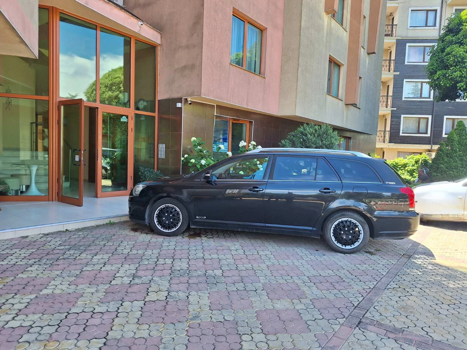 Toyota Avensis 1.8 VVT-i + Газ, снимка 2 - Автомобили и джипове - 55531687