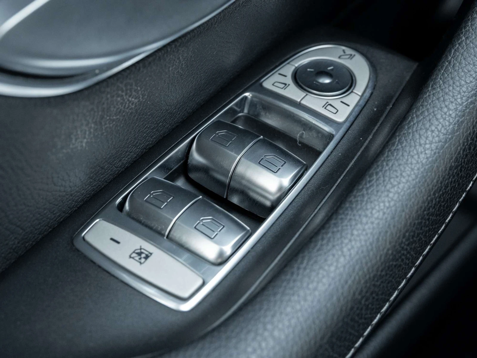 Mercedes-Benz E 300 * CARPLAY | MEMORY SEATS | ALLOYS | LOADED!!! *  | Mobile.bg � ����������� 13
