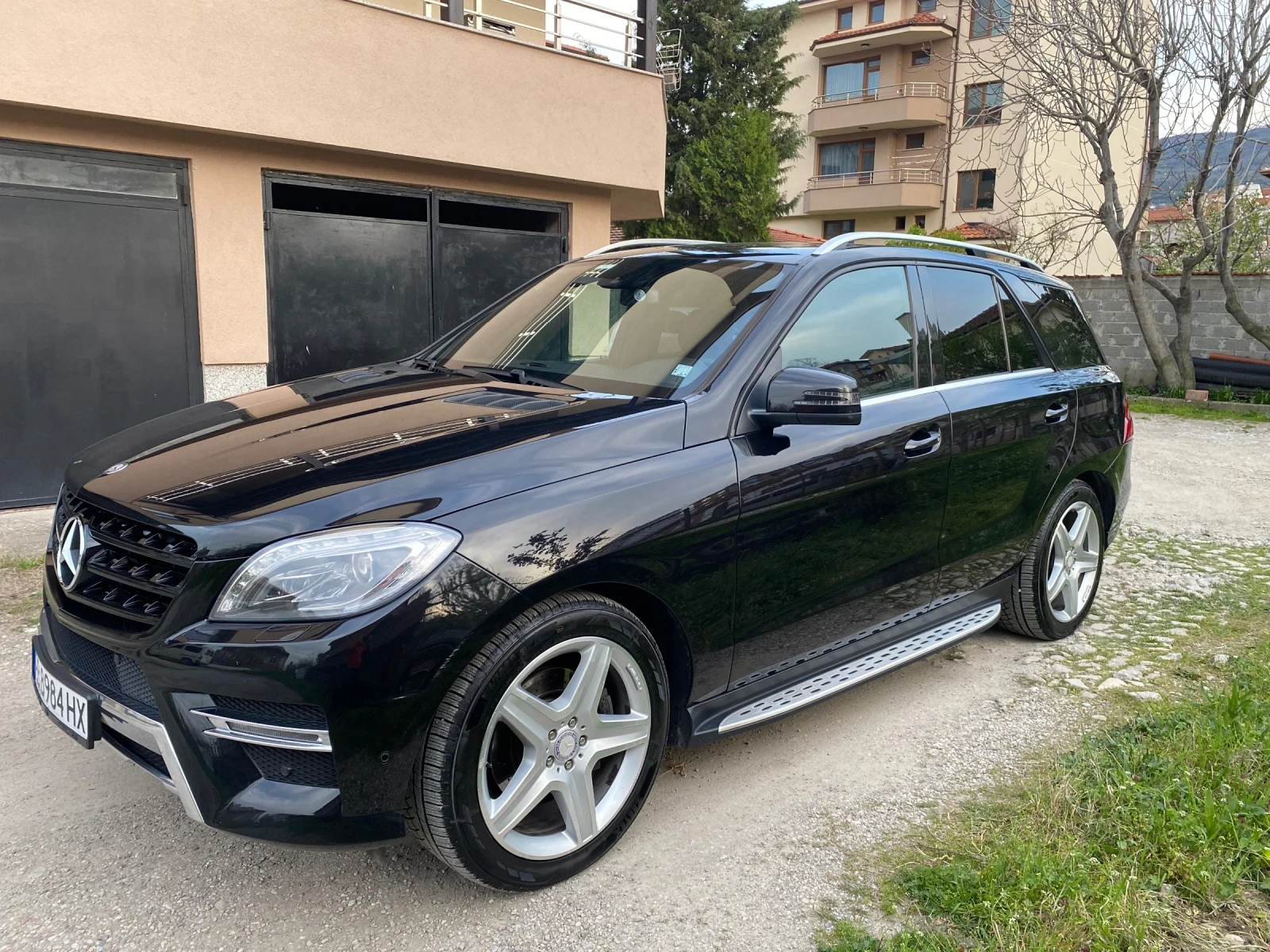 Mercedes-Benz ML 350 * AMG Пакет* Designo* /Harman Kardon, снимка 2 - Автомобили и джипове - 54175623