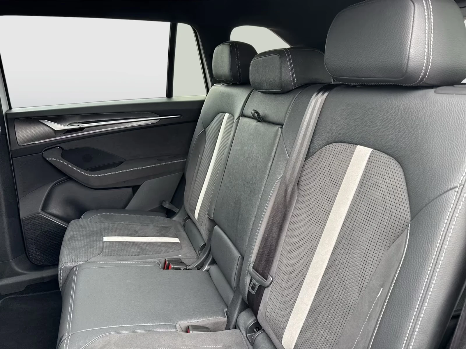 Skoda Kodiaq 2.0 TDI 4x4 SPORTLINE HEAD-UP MATRIX 7-МЕСТЕН , снимка 13 - Автомобили и джипове - 55606945