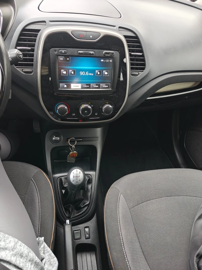 Renault Captur, снимка 8 - Автомобили и джипове - 53213656