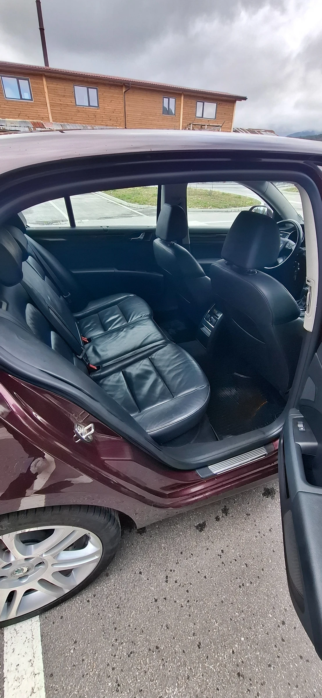 Skoda Superb 2.0 TDI, снимка 11 - Автомобили и джипове - 54010532