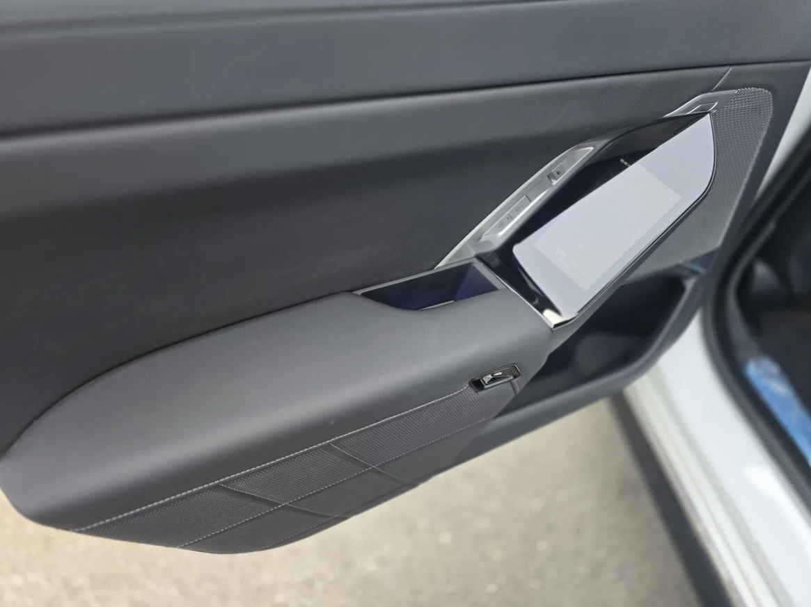 BMW 740 M SPORT | THEATRE SCREEN, снимка 13 - Автомобили и джипове - 54399362