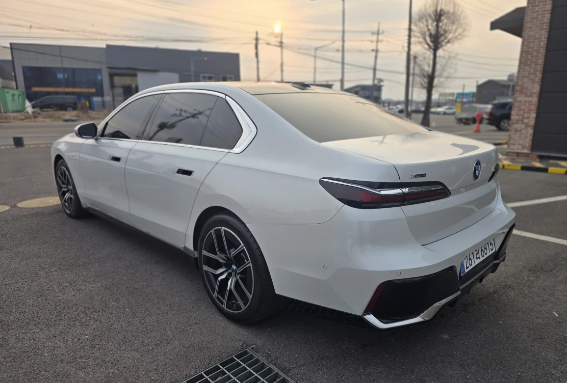 BMW 740 M SPORT | THEATRE SCREEN, снимка 5 - Автомобили и джипове - 54399362