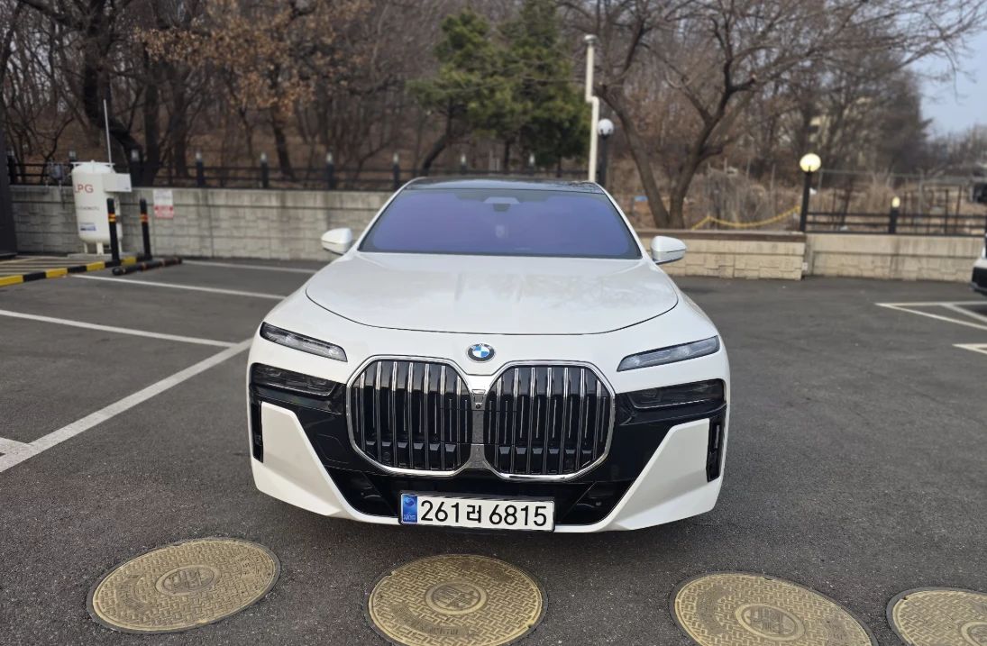 BMW 740 M SPORT | THEATRE SCREEN
