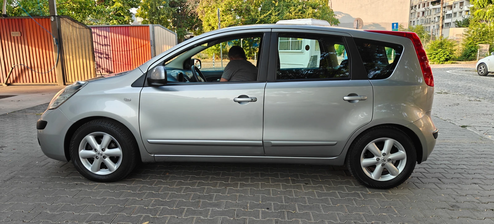 Nissan Note 1.6 Tekna, снимка 4 - Автомобили и джипове - 55936513