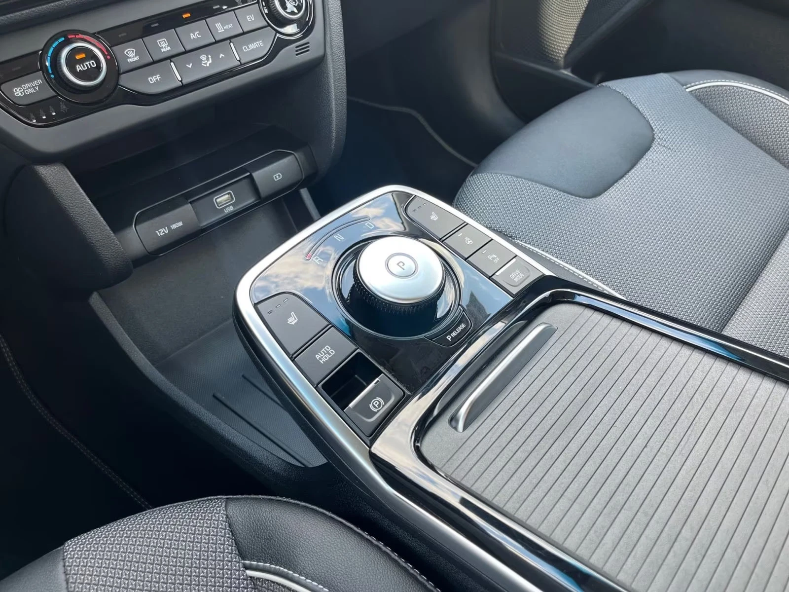 Kia Niro 64kWh/204HP/VISION/CAM/NAVI/LED/KLEES/613z, снимка 13 - Автомобили и джипове - 55302301