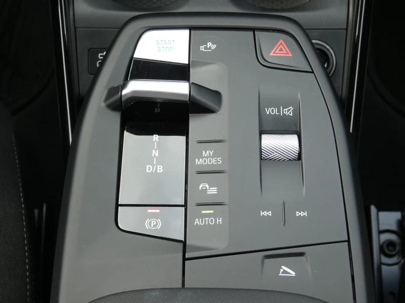 BMW iX2 eDrive20/204HP/NAVI/LED/CAM/CARPLAY/KLESS/251g, снимка 14 - Автомобили и джипове - 51569963