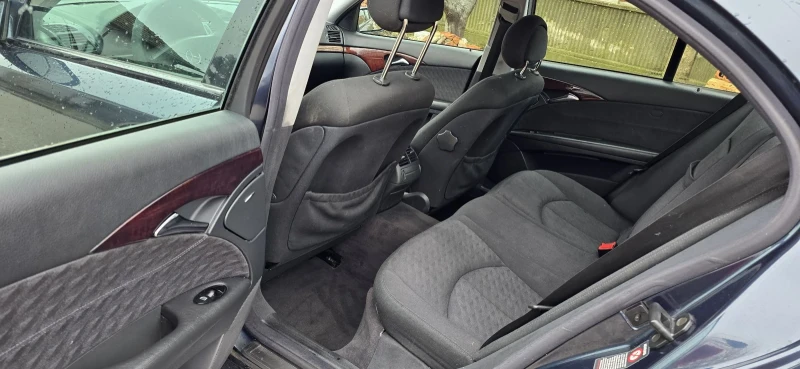 Mercedes-Benz E 240 2.6i, Автомат, снимка 8 - Автомобили и джипове - 53215509