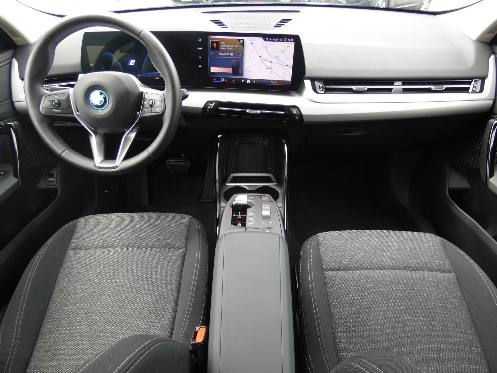 BMW iX2 eDrive20/204HP/NAVI/LED/CAM/CARPLAY/KLESS/251g - изображение 10