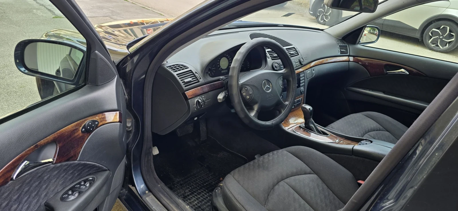 Mercedes-Benz E 240 2.6i, Автомат, снимка 16 - Автомобили и джипове - 53215509