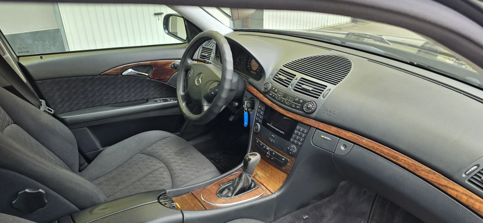 Mercedes-Benz E 240 2.6i, Автомат, снимка 14 - Автомобили и джипове - 53215509