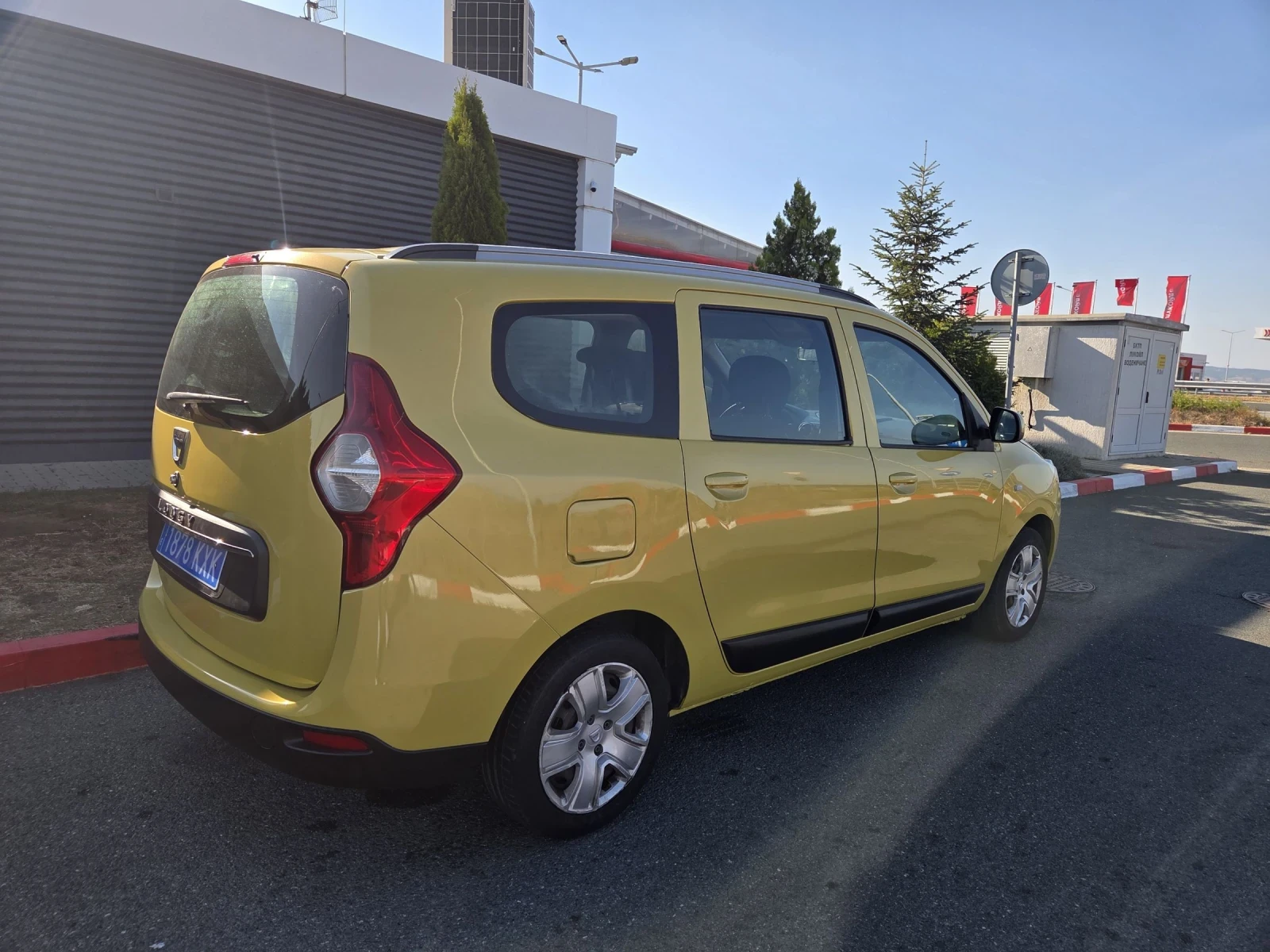 Dacia Lodgy 1.6 Фабрична газ, снимка 3 - Автомобили и джипове - 55876506
