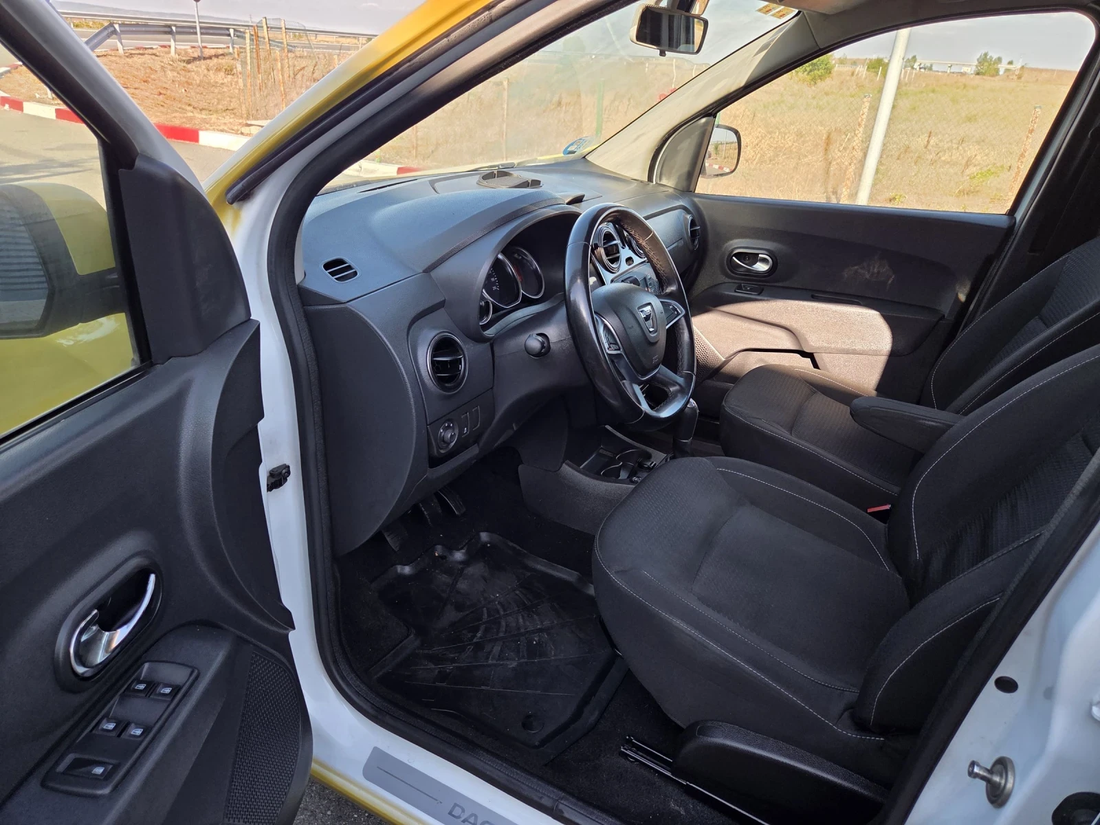Dacia Lodgy 1.6 Фабрична газ, снимка 6 - Автомобили и джипове - 55876506