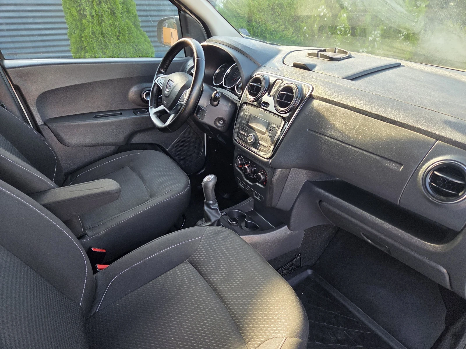 Dacia Lodgy 1.6 Фабрична газ, снимка 13 - Автомобили и джипове - 55876506