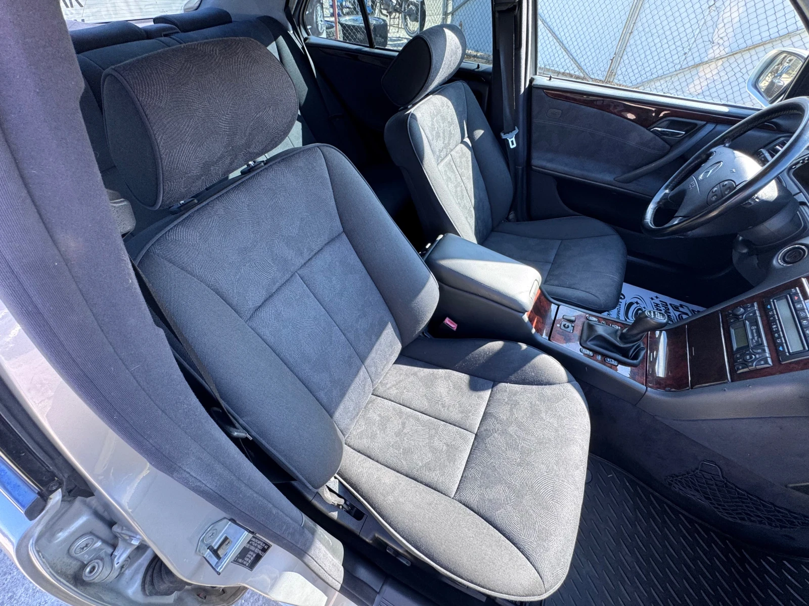 Mercedes-Benz E 220 Sedan , снимка 11 - Автомобили и джипове - 56293533