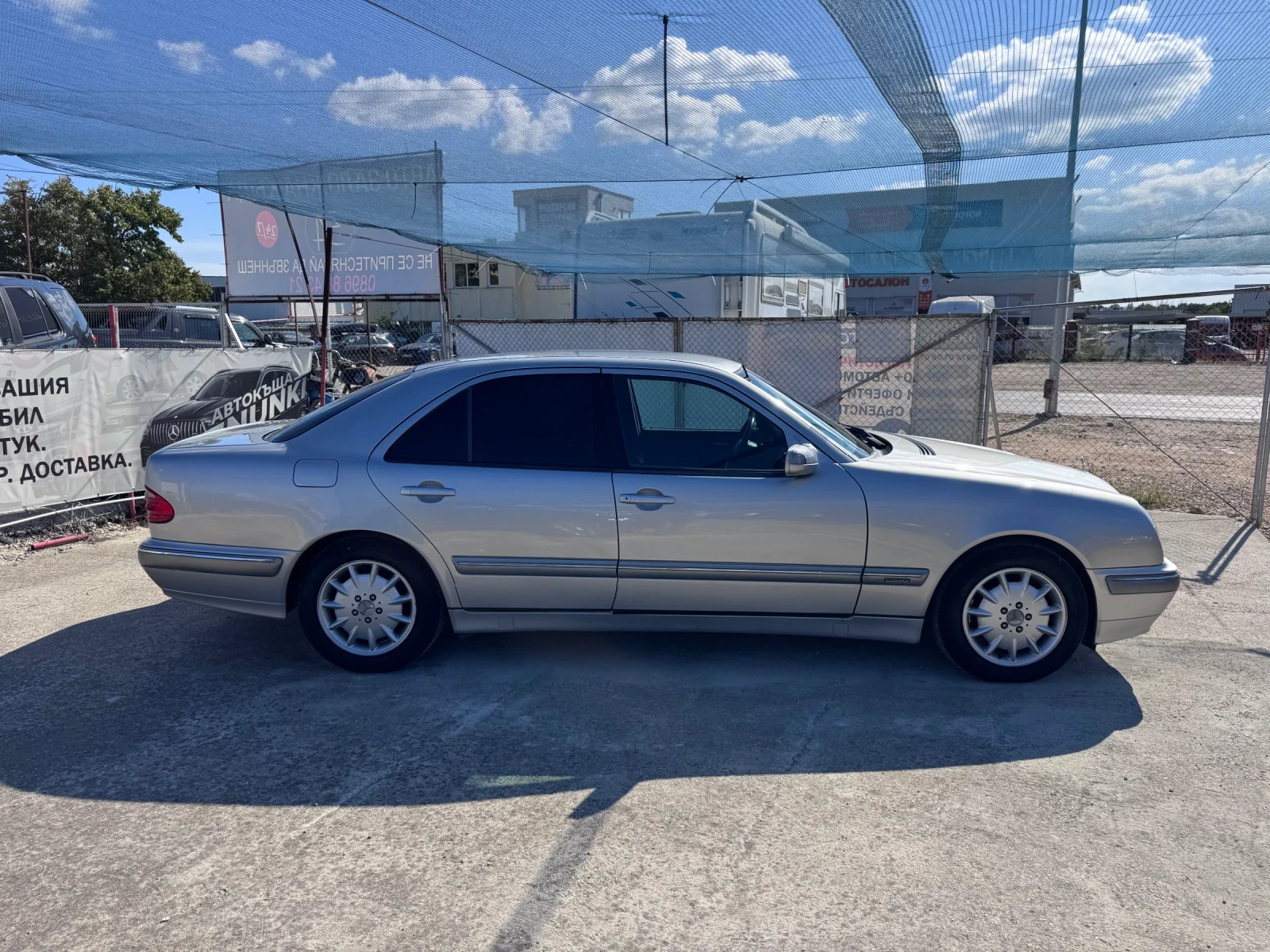 Mercedes-Benz E 220 Sedan , снимка 7 - Автомобили и джипове - 56293533