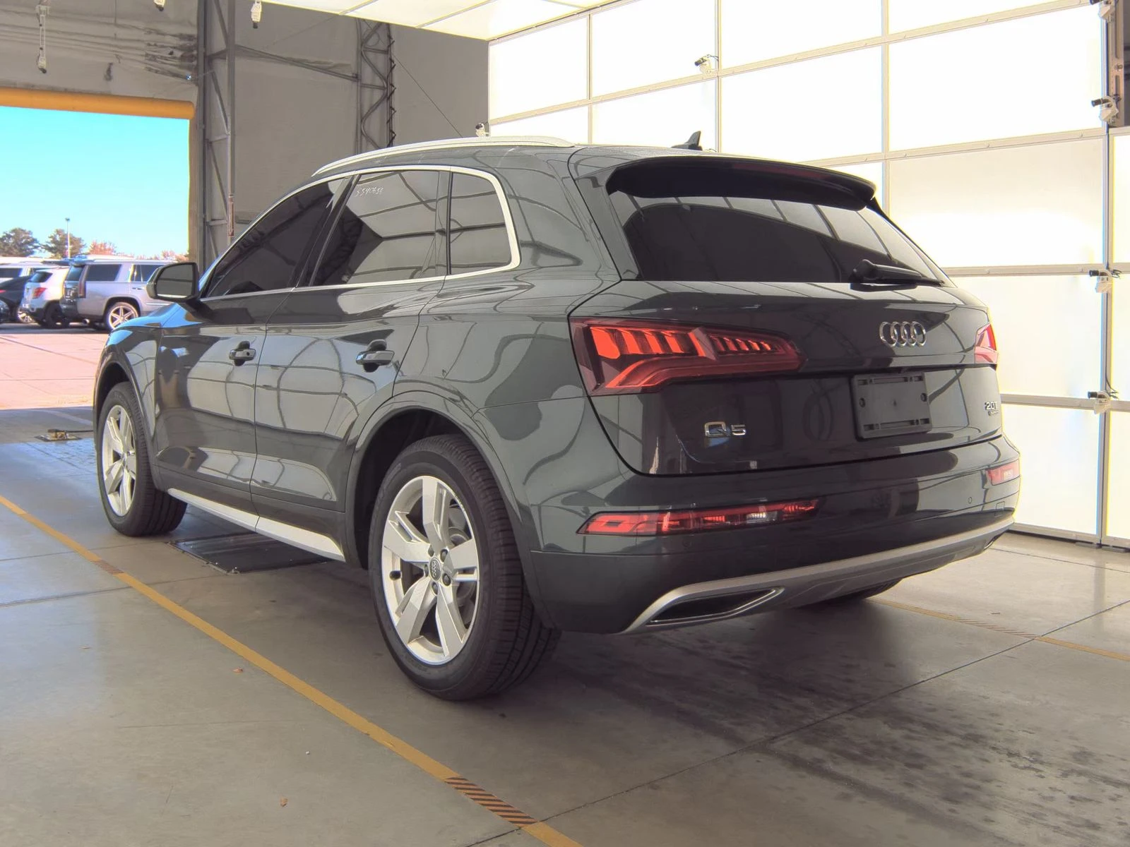 Audi Q5 Premium Plus - изображение 2