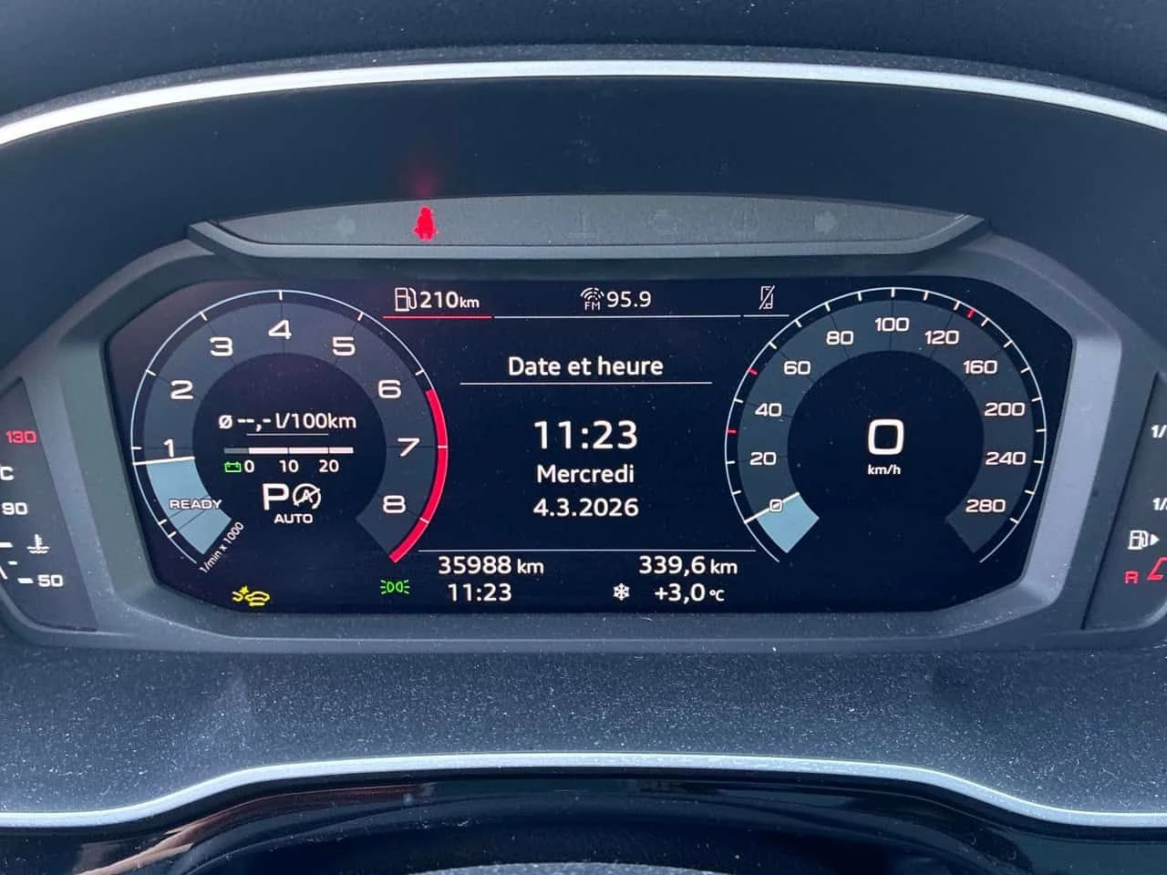 Audi Q3 Komfort/CARFAX/ПАНОРАМА/ПОДГРЕВИ, снимка 8 - Автомобили и джипове - 53774215