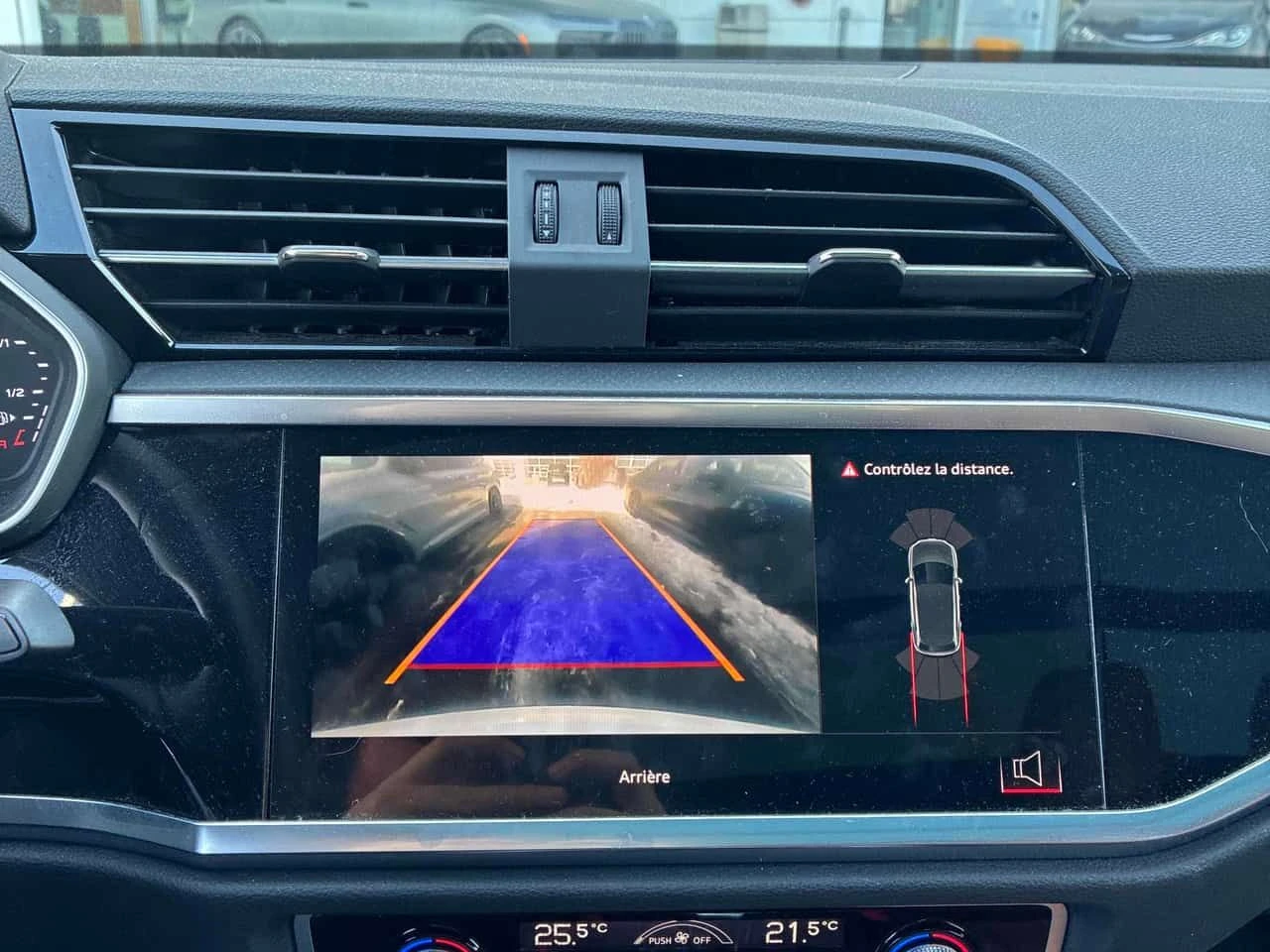 Audi Q3 Komfort/CARFAX/ПАНОРАМА/ПОДГРЕВИ, снимка 9 - Автомобили и джипове - 53774215