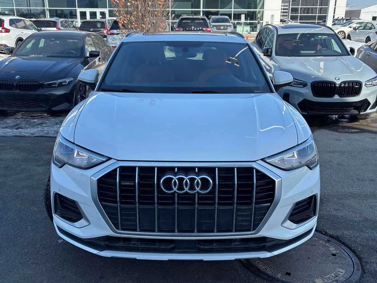 Audi Q3 Komfort/CARFAX/ПАНОРАМА/ПОДГРЕВИ, снимка 2 - Автомобили и джипове - 53774215